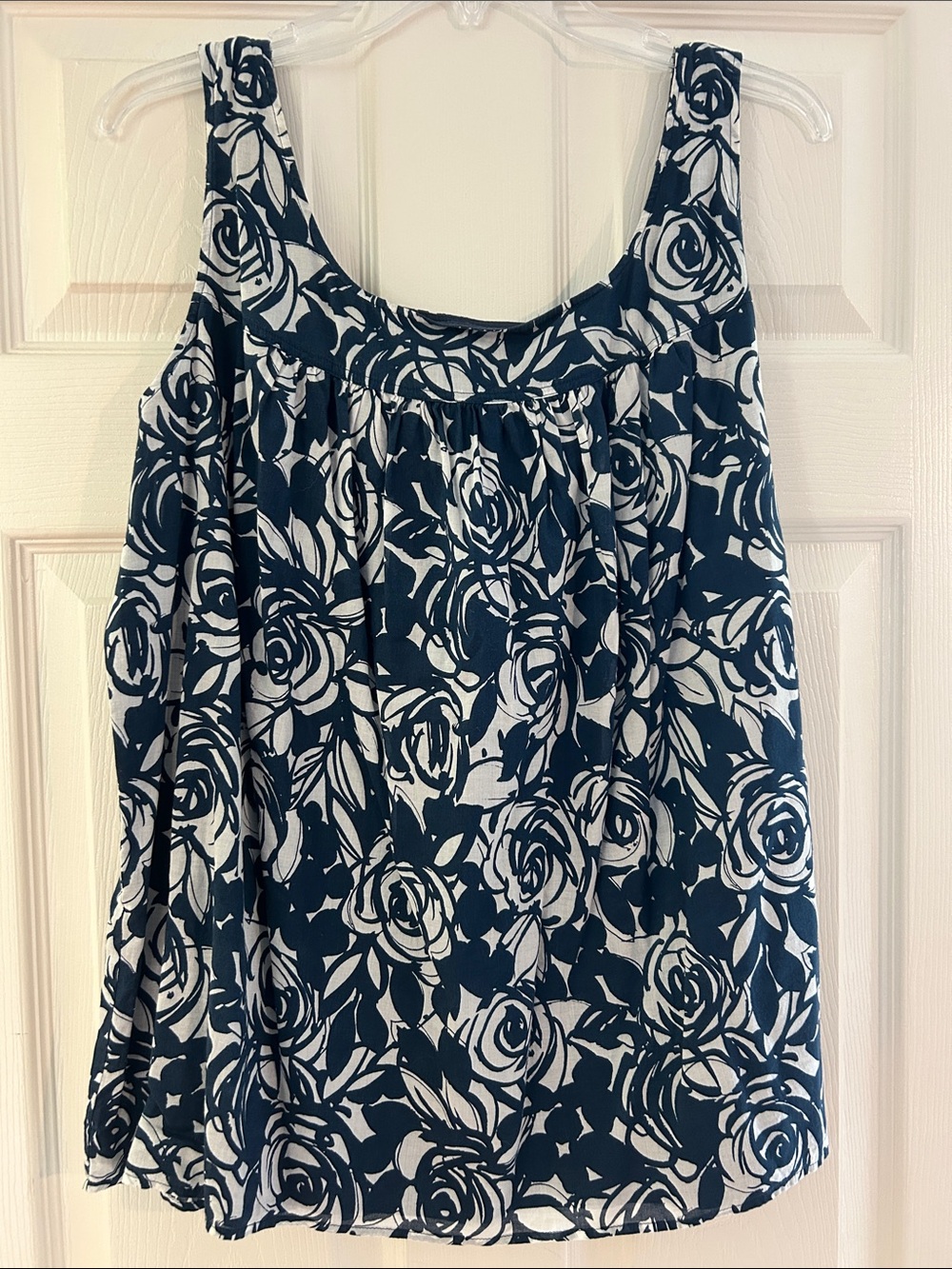 Liz Claiborne Navy and White Rose-Print Tank